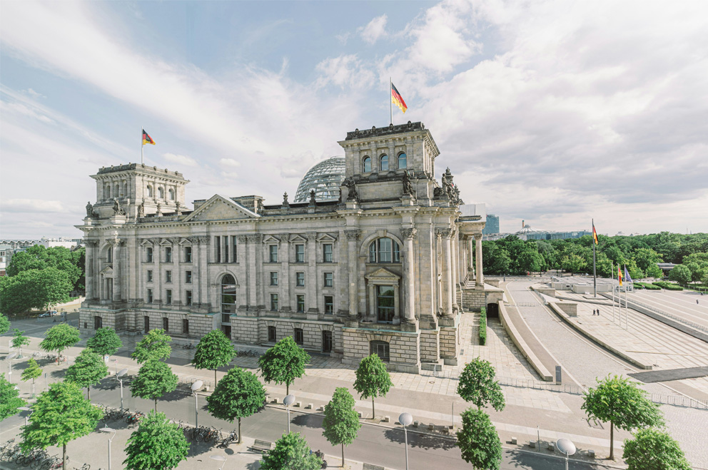 Blick von Süden auf das Reichstagsgebäude. 