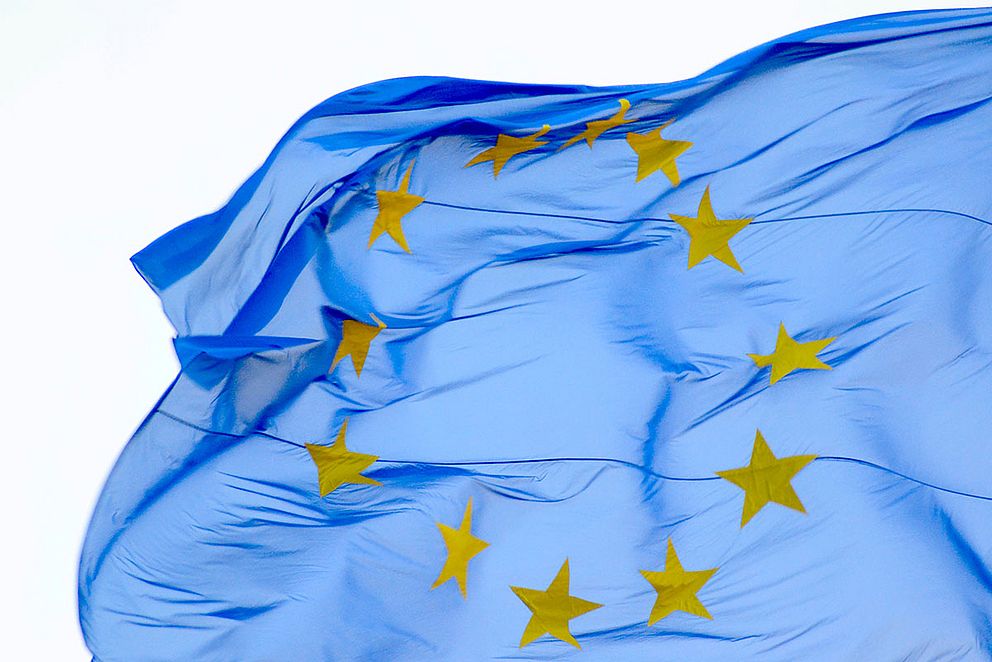 Wehende transparente Europaflagge