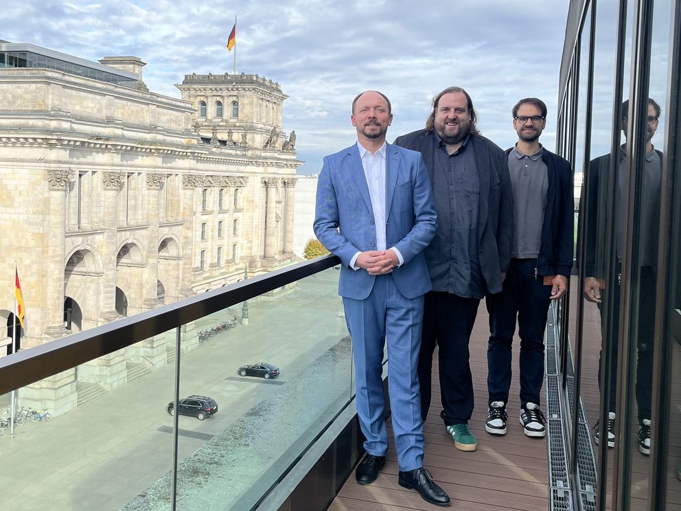 Marco Wanderwitz (CDU), Wendelin Haag (DBJR) und Lars Reisner (DBJR) vor dem Deutschen Bundestag